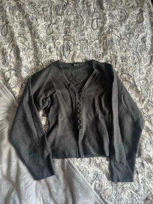 Kofta Gina - Grå kofta från Gina Tricot i storlek xs. Slutsåld på hemsidan. Utmärkt skick! Kan ge paketpris om du hittar något mer! 