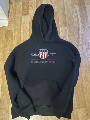 Svart hoodie från GANT - Behöver pengar, sparsamt använd nypris är på 1100.