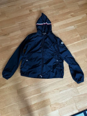 Moncler regnjacka - Regnjacka i modell grenoble. Storlek 3, mostsvarar medium. Fint skick. Kvitto finns