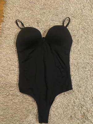Bodyshaper  - Säljer min fina trendiga bodyshaper ifrån hm💕den är stretchig och passar mig som vanligtvis har S på tröjor! Har använt som body och funkar jättebra. Den har alltså inga knappar 