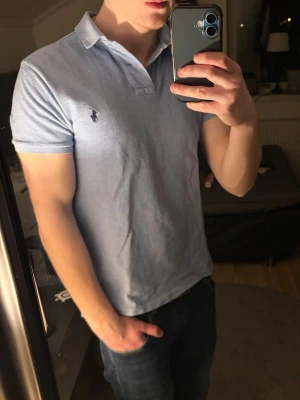 Ljusblå pike från Ralph Lauren - Modellen är 181 73 kg✅