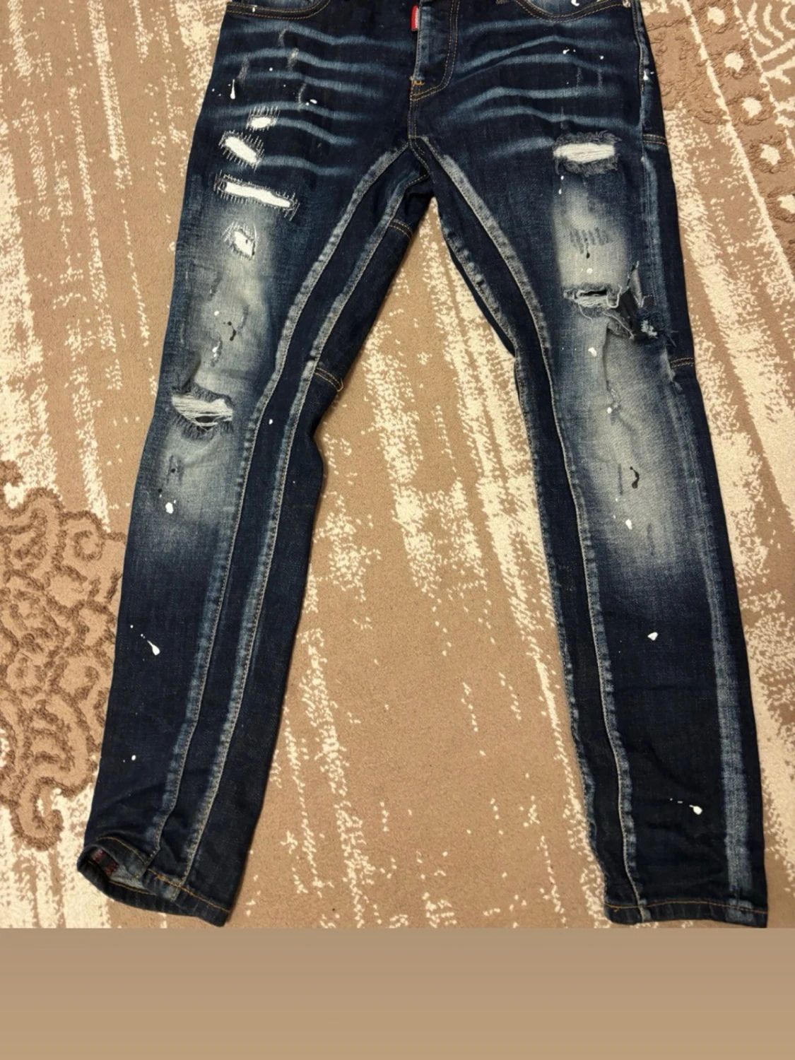 Mörkblå slitna jeans med detaljer