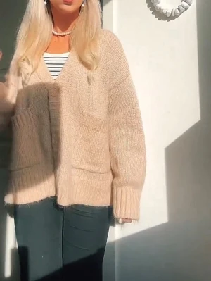 Beige stickad kofta lindex - Så fin slutsåld stickad kofta från lindex, i strl M-L, ger en perfekt oversized look