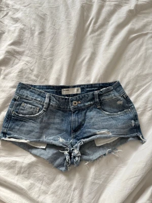 lågmidjade jeansshorts från zara - supersnygga jeansshorts med väldigt låg midja från zaras hamla kollektioner💗 Köpta här på plick men var tyvärr för stora för mig. Midjemått: 36-37 cm