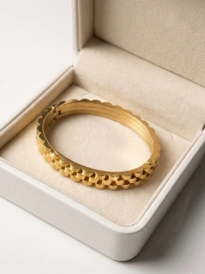 18K guld pläterade armband  - Snyggt armband i guldfärgad metall med unik vågig och räfflad kant. Armbandet har en oval form och känns både trendigt och stilrent. Perfekt accessoar för dig som vill sticka ut lite extra med detaljerad design.