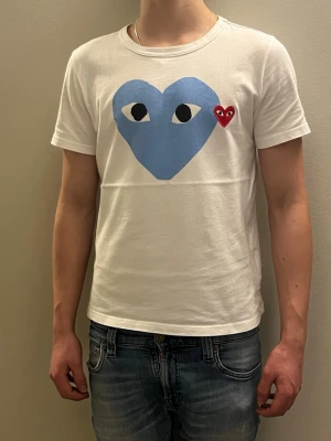 Ljus Blå Comme Des Garçon T-Shirt - Säljer denna eftersom den har blivit för liten för mig | Storlek S och sitter bra på dig som är 165-172 | Nypris cirka 1200, mitt pris 349! Vid funderingar är det bara att fråga!
