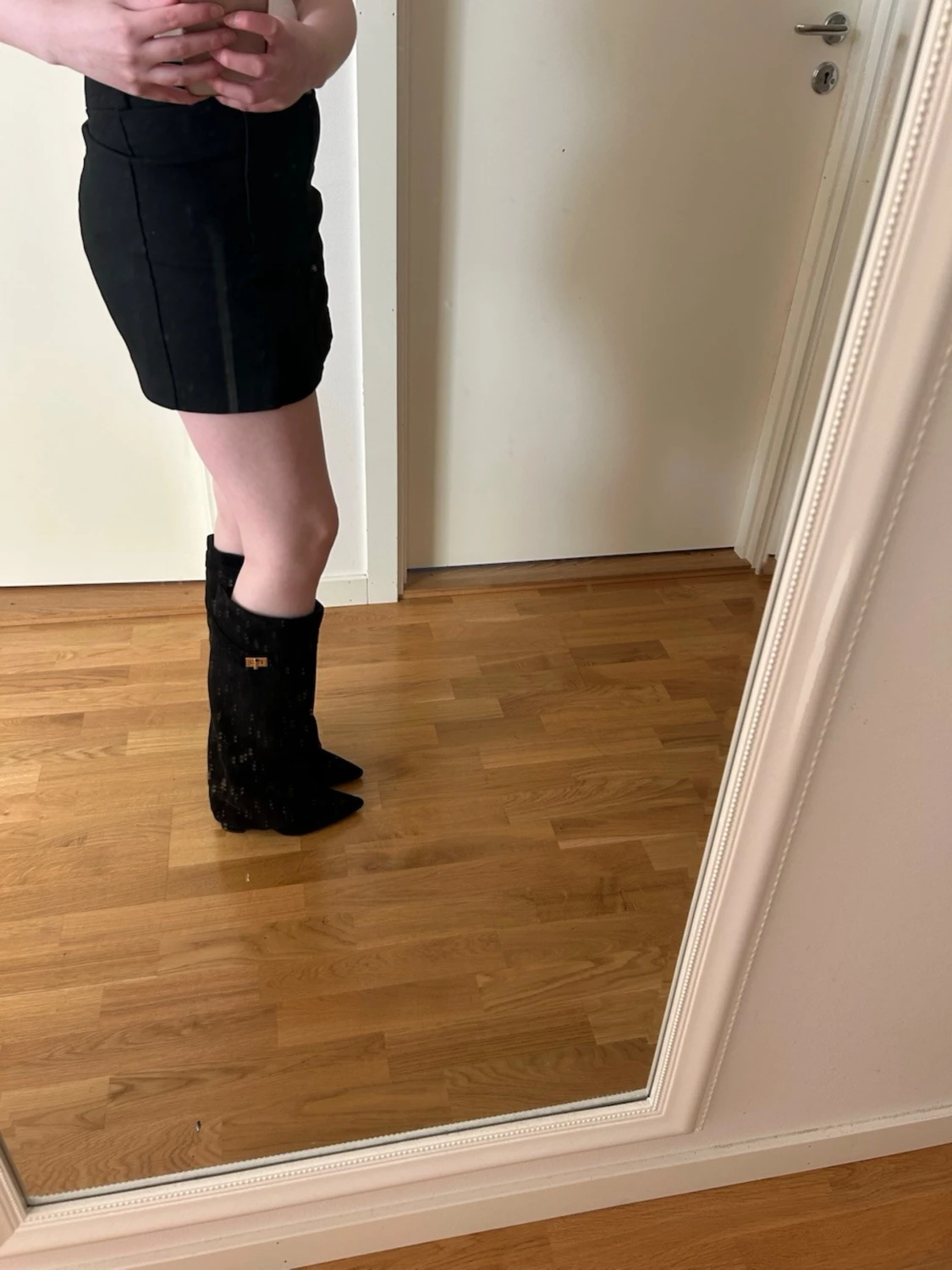 Svarta knähöga stövlar i mocka