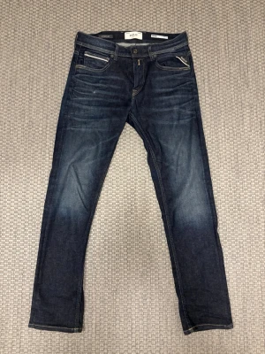 Replay jeans (Grover) - Säljer ett par skor snygga replay jeans. Skick 9/10 liten defekt på höger benet. Storlek 30/30. Meddela mig om frågor och funderingar 💯