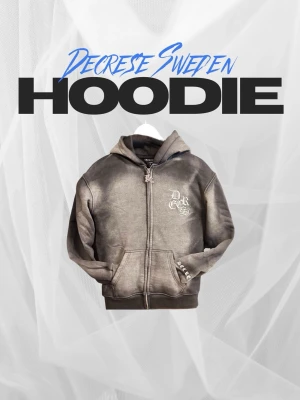 Decrese Sweden 🇸🇪 Hoodie – Svart/Grå, vit brodyr (Medium) - Decrese Sweden 🇸🇪 Hoodie – Svart/Grå, vit brodyr Svart/Grå, vit brodyr (Medium) Hoodie i mjuk bomullsblandning med lätt stretch och stentvättad finish. Vita broderade detaljer ger ett stilrent streetwear-uttryck.