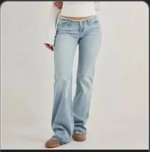 Ljusblå bootcut jeans från Nelly - Blåa no waist jeans från nelly Jeansen har klassiska fem fickor, bälteshällor och en snygg passform som är  utsvängd nedtill. Aldrig använda