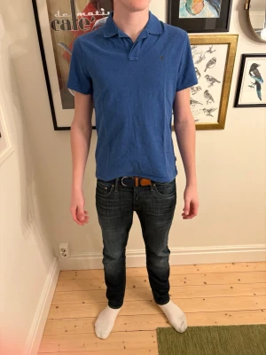 Blå pikétröja med krage - Snygg blå pikétröja med klassisk krage och korta ärmar. Fint skick