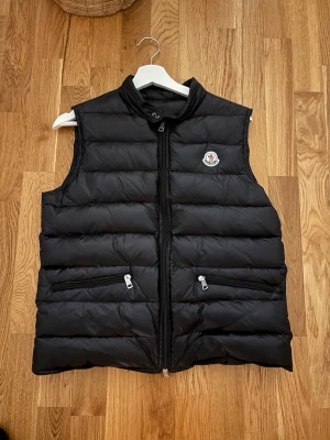 Moncler väst svart - Svart moncler väst, med nfc tag. Storlek 1 eller s. Längden ca 62  cm