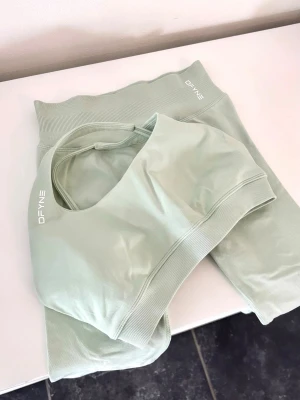 DFYNE set mint - Tights (Impact) & vadderad sport BH från DFYNE. Använt 2 ggr, som nytt! Storlek XS. Kan även hämtas nära malmö ☺️ färg mint 