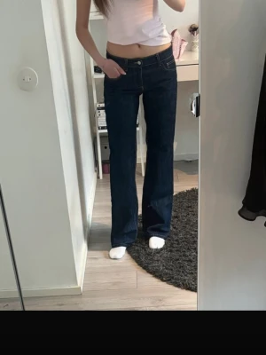 Populära jeans  - Snygga mörkblå bootcut jeans från Zara. Low wide leg strl 34, prislapp kvar 