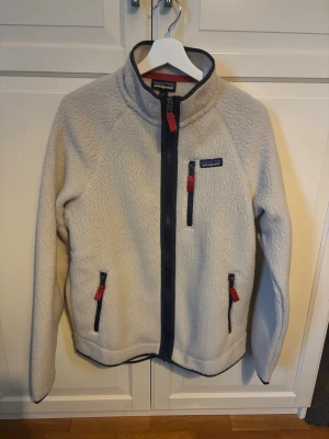 Jacka - Créme vit fleecejacka från patagonia,prislappen kvar