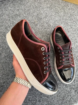 Lanvin vinröd uk8 - Säljer dessa sjukt feta lanvins! Size uk8 motsvarar 42-43! Skick 8/10! Defekter: skada på cap toe. Nypris 5000kr mitt pris 1799! Kan gå ner i pris vid snabb och smidig affär ! Hör av dig vid minsta fundering 🤩