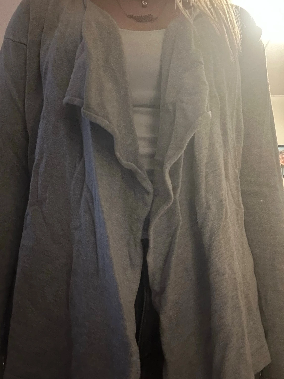 Ljusgrå kofta med vattenfallsärm - 2