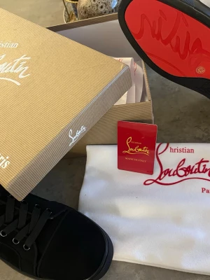Louboutin skor  - Säljer ett par sprillans nya skor då jag råkat köpa fel storlek, kontakta mig ifall du vill ha fler bilder på den 
