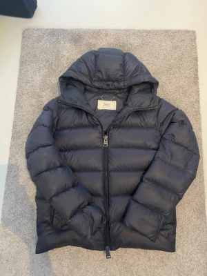 Herno jacka  - KONTAKTA INNAN KÖP! Över get herno jacka som går att använda vinter, höst och vår då den är lite tunnare.  Tillverkad av gåsdun och är i mycket bra skick, Alla defekter syns på bilderna. Kan gå ner i pris vid snabb affär.