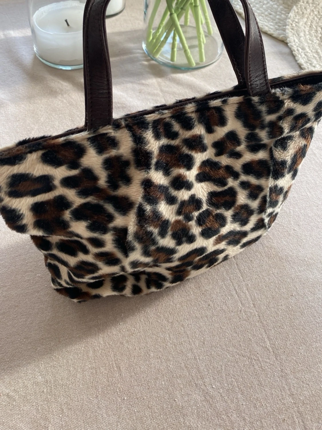 Leopardmönstrad handväska med pälslook - 1