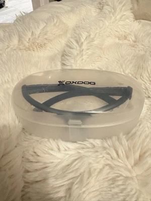 Innebandy glasögon  - Säljer ett par svarta Oxdog innebandy glasögon, använd någon enstaka gång. Genomskinlig box tillkommer att förvara dom ! Kontakta för fler bilder eller funderingar 