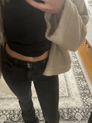 Svarta jeans. - Säljer ett par svarta bootcut jeans ifrån Gina tricot i storlek 170. Två knappar och juster bara i midjan med hjälp av kavboreband.💕🌟 