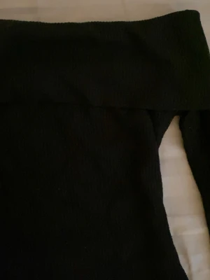 Svart ribbad off shoulder tröja - Oversized off shoulder tröja 