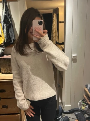 Rosa stickad tröja från H&M - Mysig rosa stickad tröja från H&M med rund hals och långa ärmar. Tröjan har en enkel och avslappnad passform, perfekt för att hålla sig varm under kyliga dagar. Materialet är mjukt och behagligt mot huden.