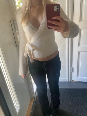 Vit omlottkofta med knytband - Mysig vit omlottkofta med knytband i midjan och v-ringning, använd fåtal gånger och i fint skick 🤍