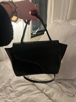 ATP väska - Svart ATP atelier väska i den stora/mellan modellen som heter Arezzo leather handbag. Nypris runt 5000. Hyfsat gott skick men använd, den har vissa defekter som några små repor och en lite större, samt att handtaget dippar lite, men de är inget man tänker på💕PRIS KAN DISKUTERAS!!