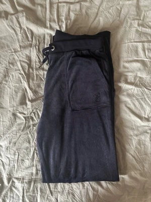 Juicy Couture byxor - Säljer ett par mörkblå mjukisbyxor från Juicy Couture, knappt använda💕