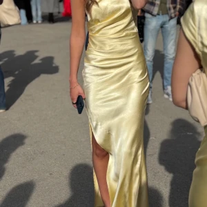 Gul balklänning - Säljer en gul silkesklänning i storlek xs men passar även mig som är stolek S, mycket fint skick (använd endast en gång), köpt från bubbleroom för 1200k säljer för 800.