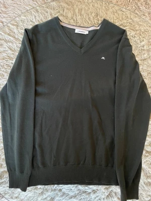 J. Lindeberg merinoulltröja - J. Lindeberg tröja i merinoull | hål finns på axeln samt ett bak i midjan | Måste bort, accepterar alla bud