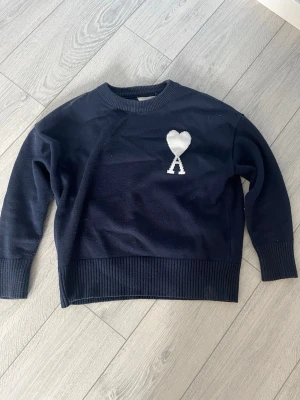 Ami Paris sweater - Mörkblå stickad tröja från Ami Paris som är riktigt snygg och skön. Storlek S men funkar till XS. Tröjan passar att ha när som helst och till vilka kläder som helst 