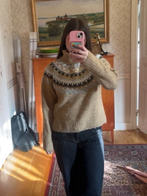 Beige stickad tröja med mönster - Stickad tröja med polokrage💕 