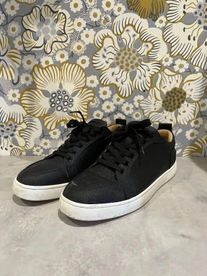 Fräscha Loubs! - Säljer nu dessa fräscha Christian Louboutin som knappt blivit använda, skicket är 9/10 och passar nästan 43 också. Box tillkommer tyvärr ej, vid mer information kontakta mig! 