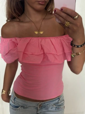 Rosa Offshoulder volangtopp  - Såå snygg rosa Offshoulder volangtopp! Jag är 168 och det är mina bilder, köp via köp nu direkt eller Swish, kvar tills markerad som såld 💖 