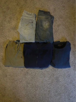 5 plagg - 2 Dondup jeans, 2 Raffe tröjor, 1 zip tröja. Går att diskutera priset vid snabba affärer. Kom pv för bilder.