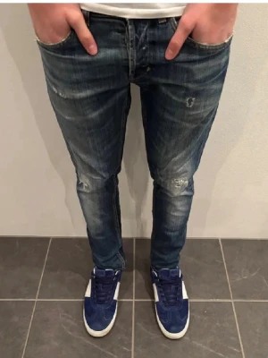 Dondup jeans - Dondup jeans | modell George | storlek 34 sitter däremot som 31-32, uppsydda! | skick 9/10 | nypris runt 4K | mitt pris 899 | slitningar från fabrik | ställ gärna frågor om osäkra