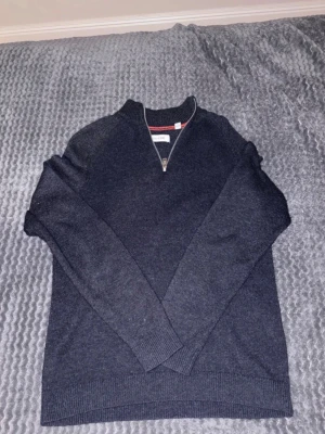 Stickad tröja - Fet stickad tröja från Only & Sons i storlek S. Knappt använd