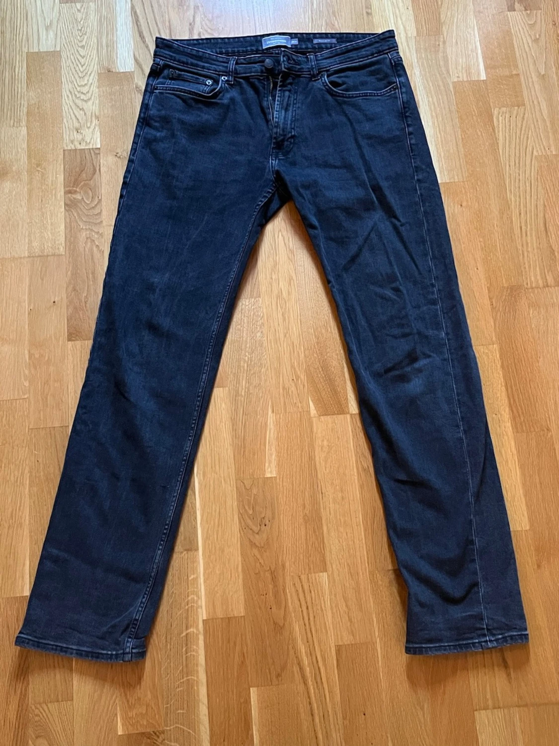 Gråa jeans