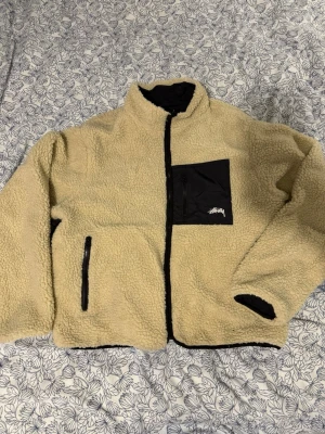 Stussy 8 ball reversible sherpa jacket - Stussy 8 ball sherpa reversible jacket. Varsamt använd, väldigt bra skick. Storlek medium Pris kan diskuteras.