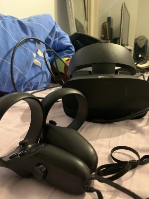 Oculus Rift S VR-headset med kontroller - VR-headsetet Oculus Rift S i svart med tillhörande två handkontroller. Headsetet har justerbart band och ansluts med kabel. Kontrollerna är ergonomiska med flera knappar och handledsremmar. Perfekt för gaming och VR-upplevelser.ganska använd men funkar bra!