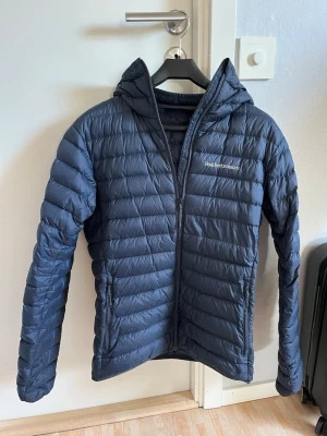 Peak Performance jacka  - Jag säljer en stilren Peak Performance jacka till ett toppen pris.💙Säljer jackan då jag har köpt en ny.✅Nypris: 2899 kr på Intersport. Mitt pris: 599 kr.🙌Bara hör av dig om du har några frågor eller funderingar.😁
