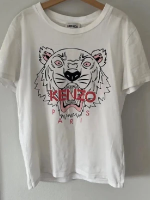 Kenzo t-shirt - Så snygg kenzo T-shirt i vit med coolt rosa tigertryck.