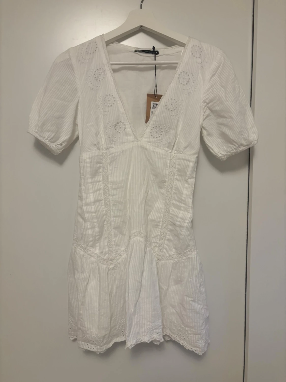 Vit studentklänning med spetsdetaljer