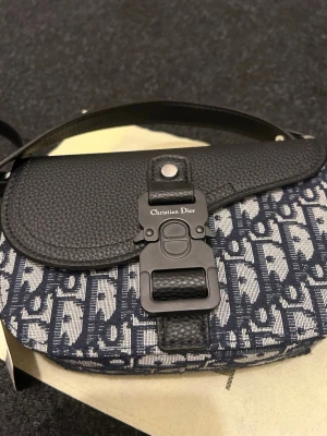 Mini saddle bag herr - Helt ny väska. Skicka meddelande vid frågor. Kolla även in mina andra annonser.