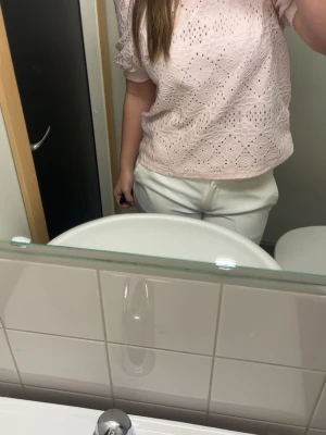 Ljusrosa spetsblus med puffärm - Söt ljusrosa blus med puffärmar och rund hals. 