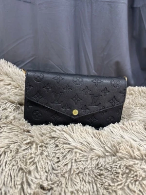 Svart handväska - Säljer denna väskan helt ny oanvänd.