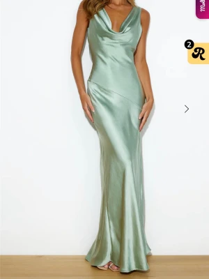 Balklänning  - Säljer denna vackra balklänning från Hello Molly. Nypris 1450. Aldrig använd. Hade den aldrig på min bal då jag hittade en annan och den ej gick att skicka tillbaka❤️🙌🏼